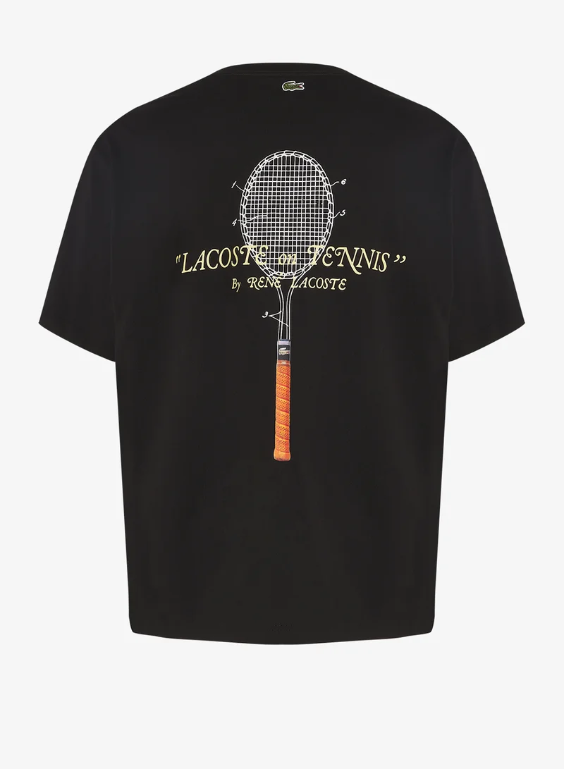 لاكوست تيشيرت كلاسيك بطبعة خلفية وتفاصيل مطرزة